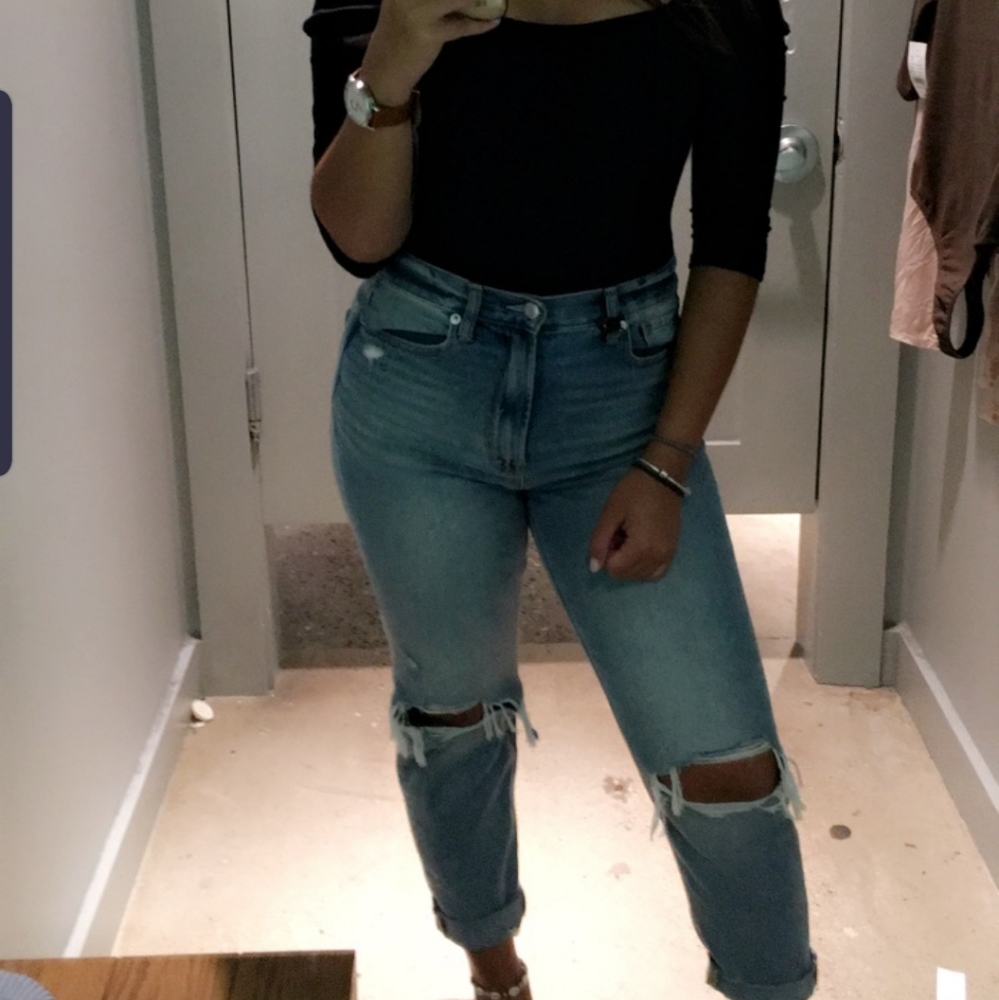 AMERICAN EAGLE RIPPED MOM JEANS